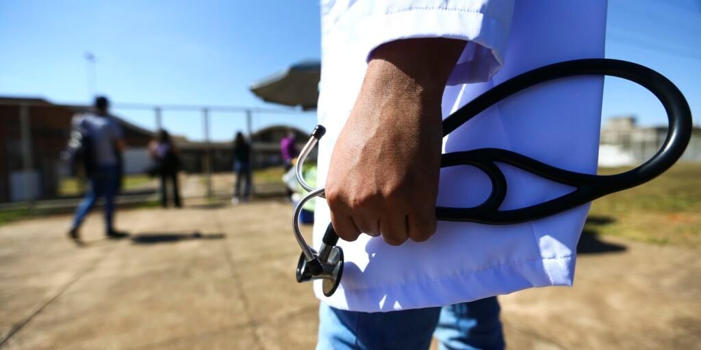 MEC pune mais de 50 cursos de medicina por desempenho insuficiente