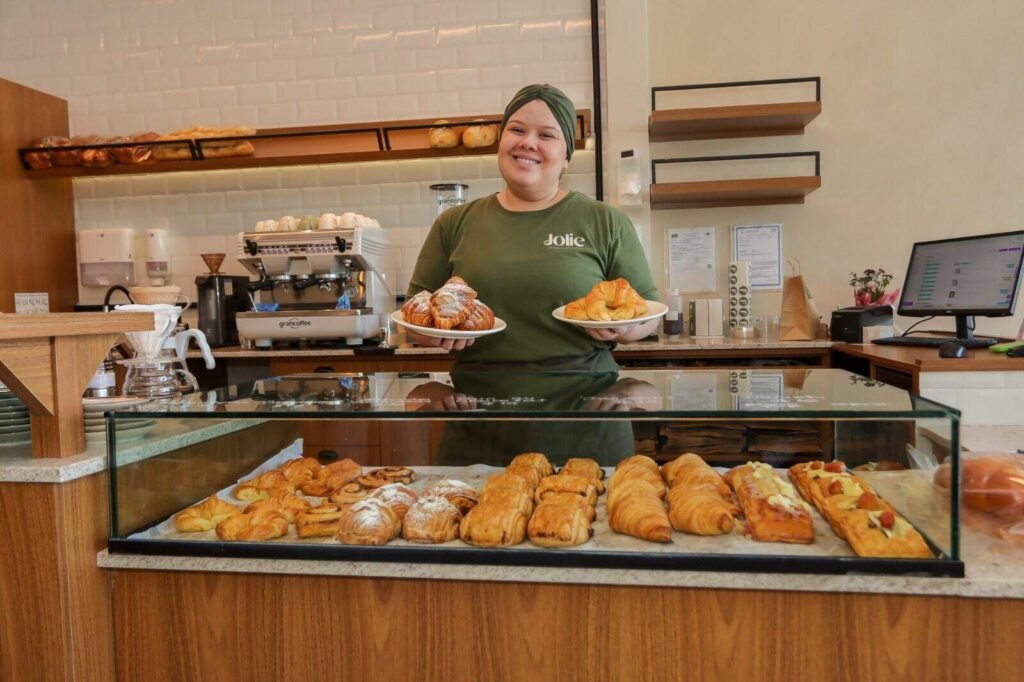 ex-diplomata faz sucesso com folhados artesanais