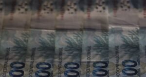 Brasileiros estão buscando educação financeira, diz especialista da Serasa