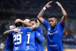 Cruzeiro vence Grêmio por 2 a 0 e sai do Z4 no Mineirão