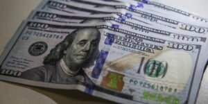 Dólar retoma nível pré-guerra e Bolsa sobe com possível acordo com Irã