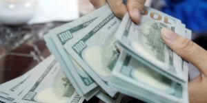 Dólar sobe a R$ 5 e bolsa cai 2% em dia de tensão global