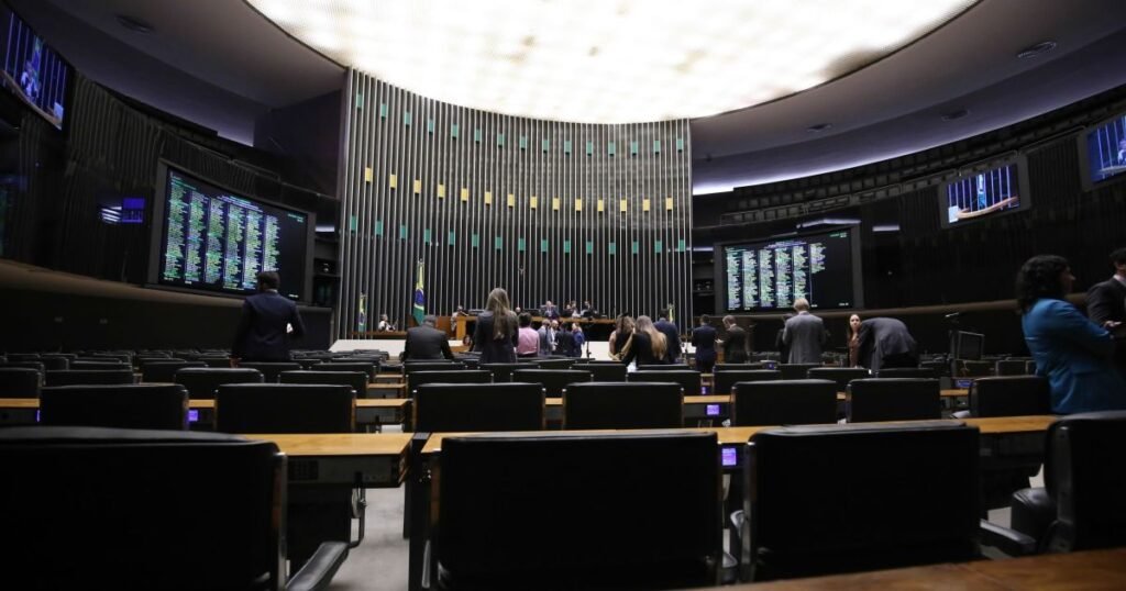 Fase final da janela partidária consolida tamanho do PL e perdas no União