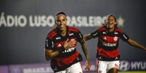 Flamengo derrota Vitória e fica perto de líderes no BR Feminino