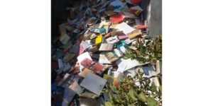 Prefeitura de Osasco joga no lixo livros de biblioteca municipal