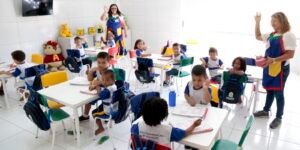 Uma em cada 10 crianças de 4 e 5 anos não vai à escola e em 876 cidades