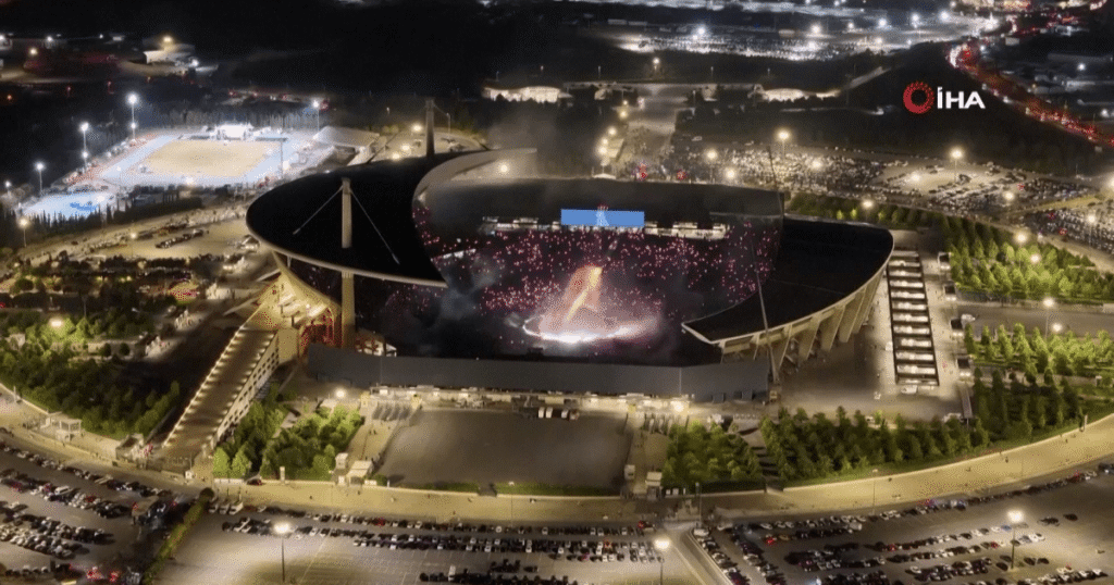Após falas antissemitas, show de Kanye West em Istambul reúne 100 mil fãs