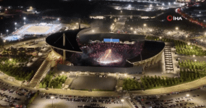 Após falas antissemitas, show de Kanye West em Istambul reúne 100 mil fãs