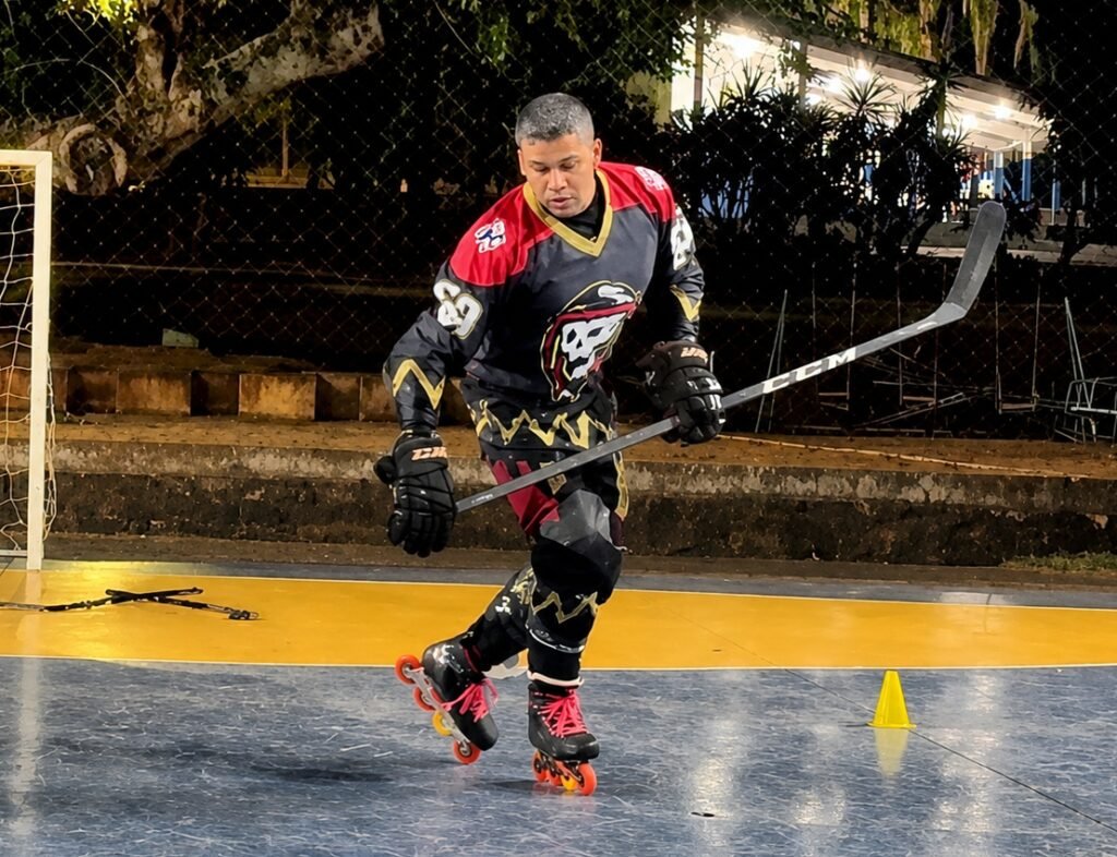 Atleta supera artrose e retoma hockey inline após cirurgia