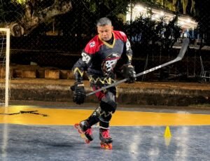 Atleta supera artrose e retoma hockey inline após cirurgia