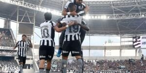 Botafogo vence Corinthians pelo Brasileirão com três de Arthur Cabral