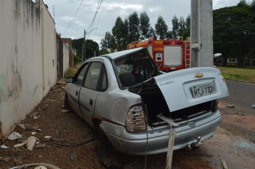 Carro bate em poste após colisão no Jardim Anache, CG