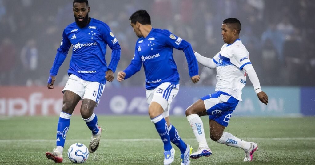 Com um a menos, Cruzeiro segura empate com a Católica na Libertadores