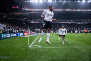 Corinthians vence Atlético-MG com gol de Labyad e volta de Memphis
