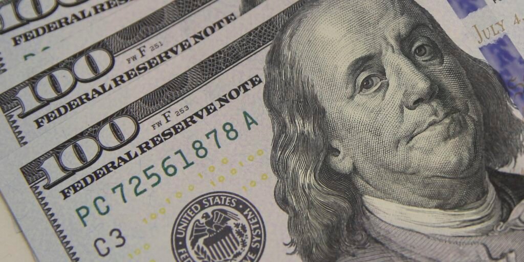 Dólar sobe a R$ 5,06, e bolsa cai com tensão global e ruído político