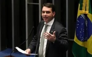 Em posse no TSE, Flávio cobra imparcialidade e critica eleição de 2022