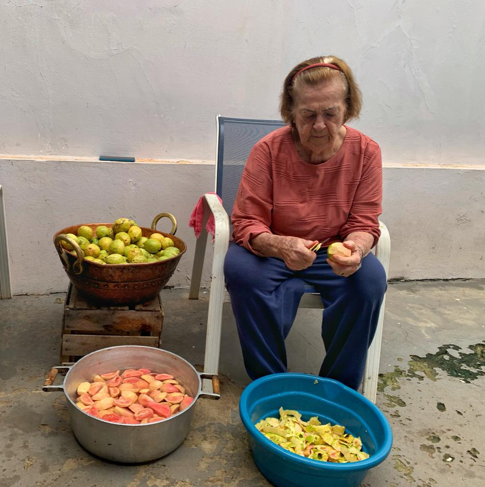 Matilde, 87 anos, faz doces caseiros e revela segredo da longevidade