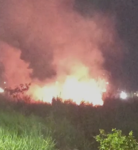 Raio causa incêndio em vegetação na Vila Roma, em Dourados