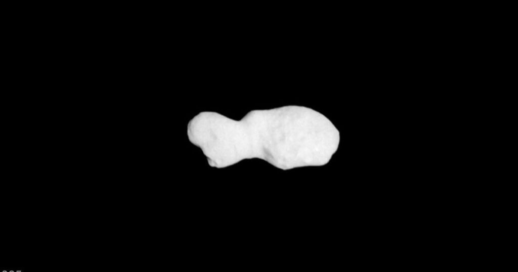 Asteroide com formato de amendoim intriga Nasa com corpo instável e água