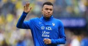 "Coisa de quem não joga futebol", diz Mbappé sobre debate Messi x CR7