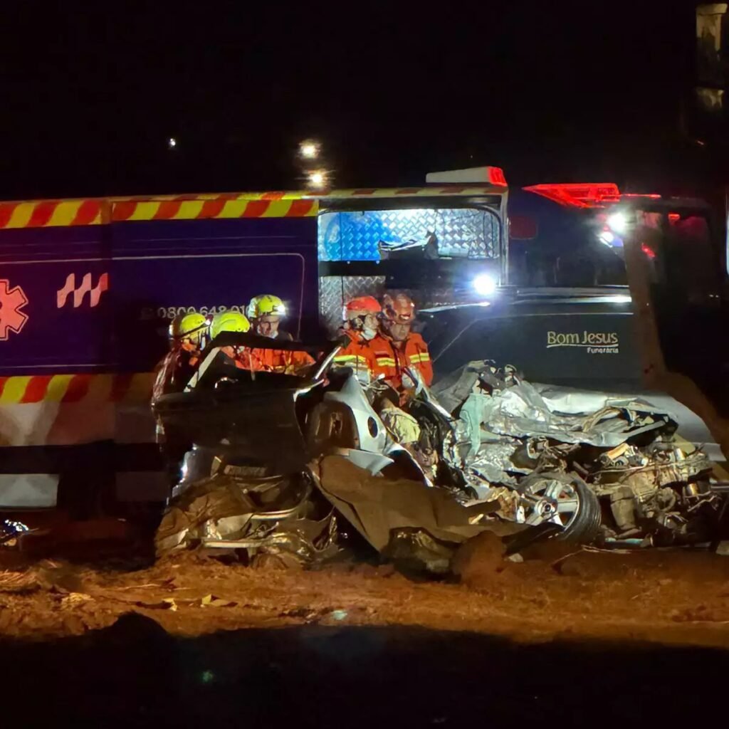 Colisão entre carro e caminhão mata dois na BR-163