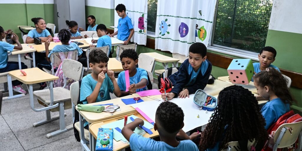 Governo fixa em R$ 5,1 mil novo piso nacional do magistério