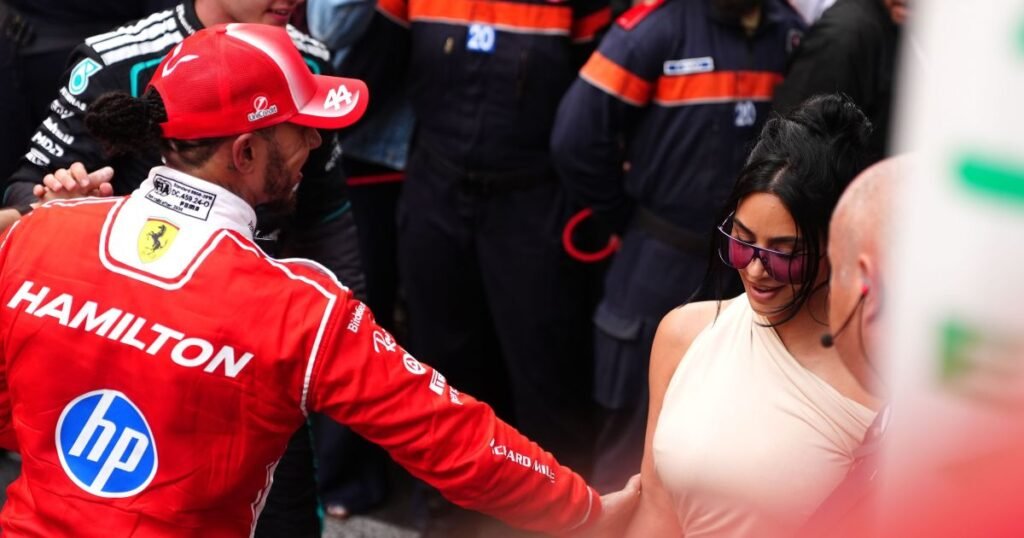Kim Kardashian ganha beijo e chuva de champagne de Lewis Hamilton em F1