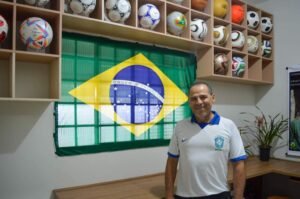 Policial colecionou bolas oficiais de todas as Copas do Mundo