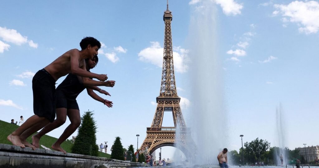 Torre Eiffel fecha mais cedo devido ao calor extremo em Paris