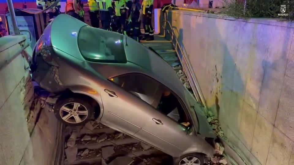 Carro bate na entrada do metrô na Espanha; duas pessoas ficam feridas