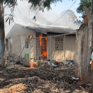 Casa abandonada pega fogo em Campo Grande