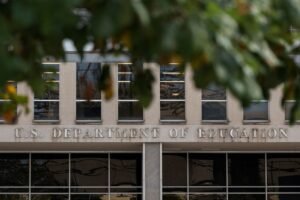 Governo Trump ameaça cortar verbas de escolas por políticas para trans