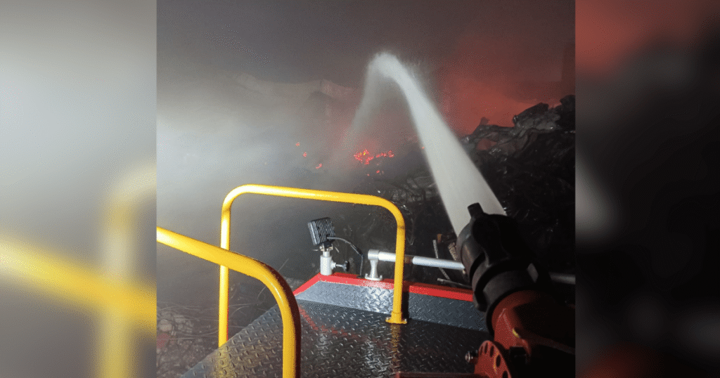 Incêndio em fábrica da Colcci: bombeiros combatem focos pontuais