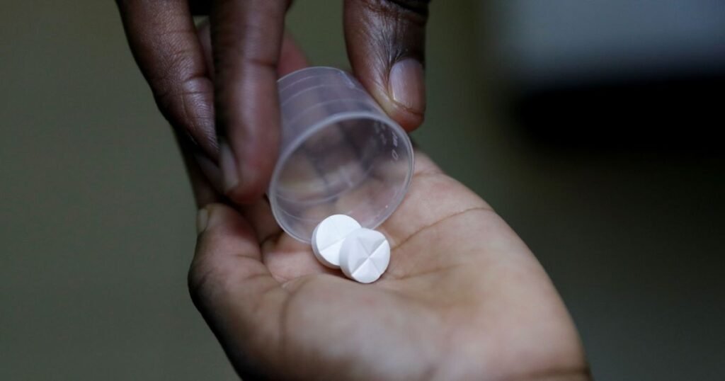 Menos crianças receberam auxílio contra HIV após cortes dos EUA, diz estudo