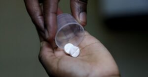 Menos crianças receberam auxílio contra HIV após cortes dos EUA, diz estudo