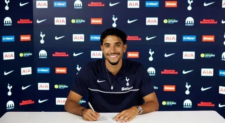 Após Savinho, Tottenham anuncia atacante do Manchester City como reforço