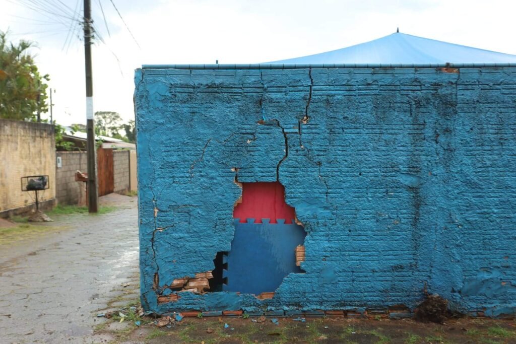 Carro derruba muro de escola infantil em Campo Grande