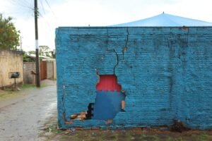 Carro derruba muro de escola infantil em Campo Grande