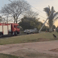 Carro derruba poste e causa falta de luz em Campo Grande
