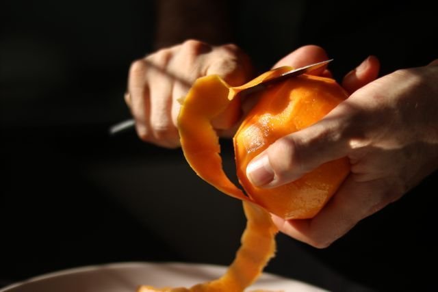 Casca de laranja e bicarbonato: a mistura vale a pena?