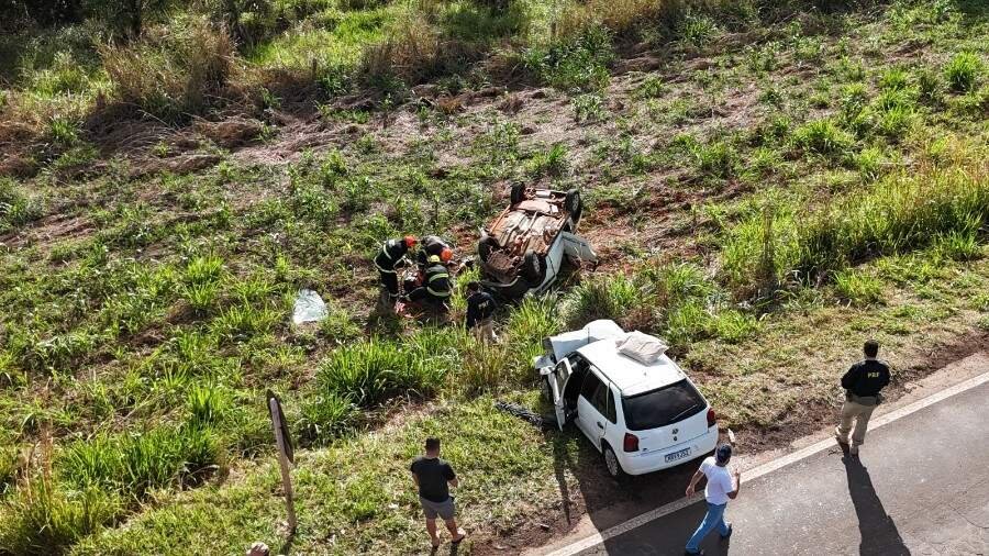 Colisão frontal na BR-376 mata uma pessoa e fere outras cinco