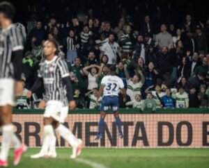 Coritiba vence Corinthians 2 a 1 e assume 8º lugar