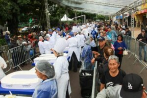 Fila para bolo de 32m no aniversário de Campo Grande