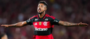 Flamengo vence Vitória por 2 a 0 e encosta no Palmeiras