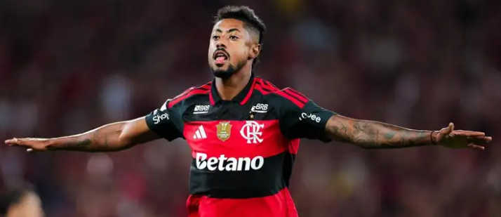 Flamengo vence Vitória por 2 a 0 e encosta no Palmeiras