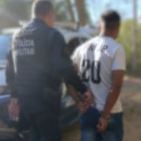 Homem mata esposa a facadas e foge com filha autista no MS