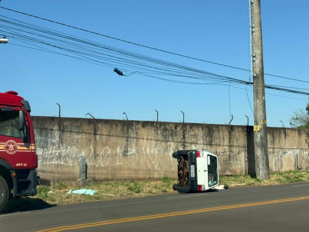 Jovem sem CNH capota Uno após sacola bater no rosto em CG