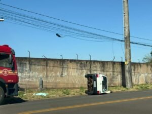 Jovem sem CNH capota Uno após sacola bater no rosto em CG