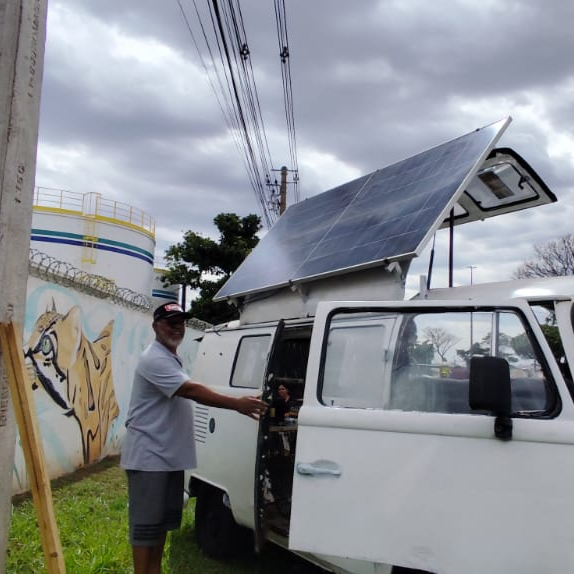 Kombi solar vende salgados a R$ 3 em Campo Grande