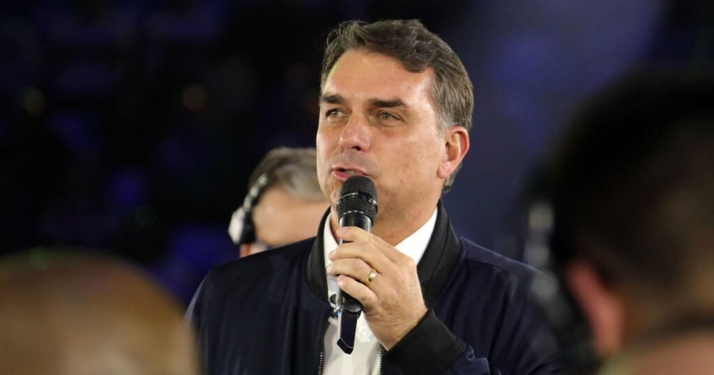 Mesmo sem alianças, Flávio anuncia apoio a senadores de outros 8 partidos